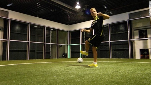 فوت بونات یا footbonaut چیست؟ و در فوتبال و برای بازیکنان فوتبال چه کارکردی دارد؟ فوت بونات یا footbonaut چیست؟ و در فوتبال و برای بازیکنان فوتبال چه کارکردی دارد؟